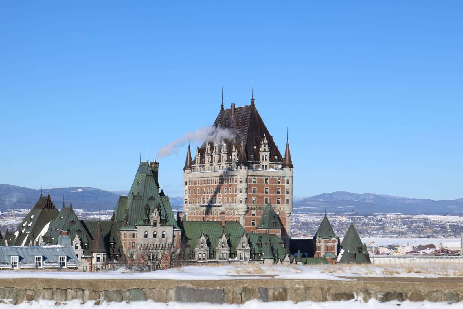 El Château Frontenac sobre Quebec nevada en invierno