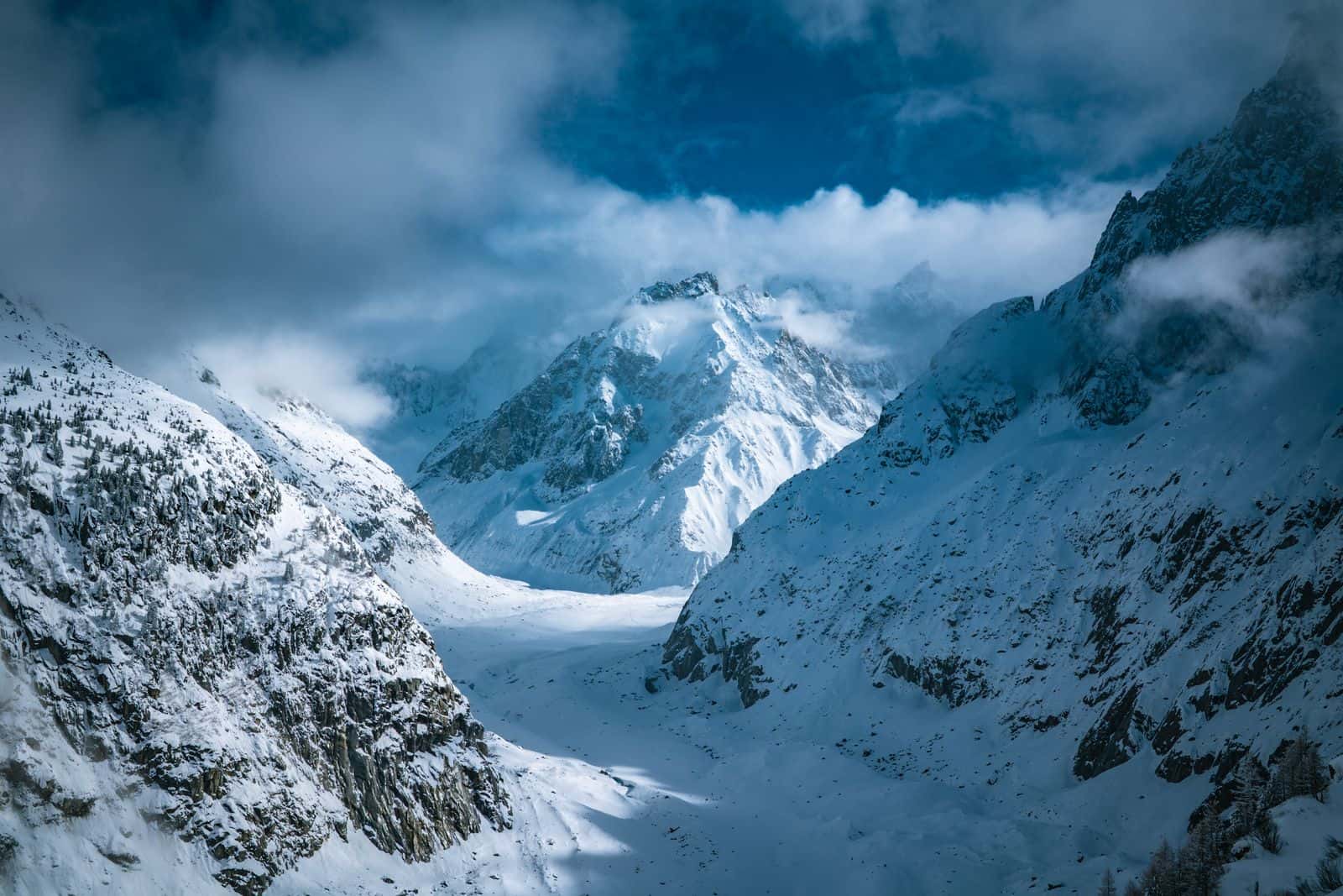 Picos nevados y glaciar sobre Chamonix-Mont-Blanc