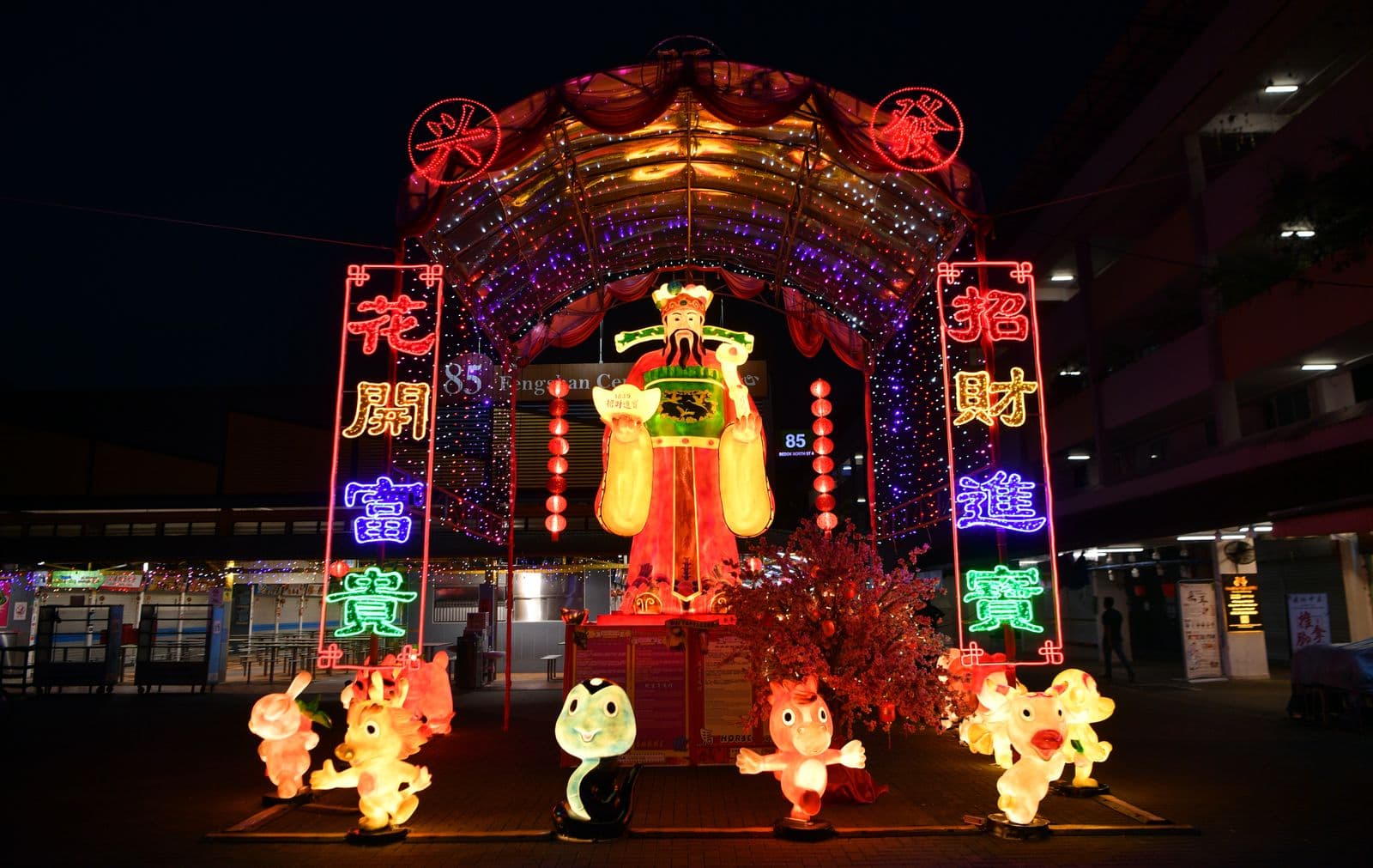 Decoración de faroles del Año Nuevo Chino de noche en Singapur