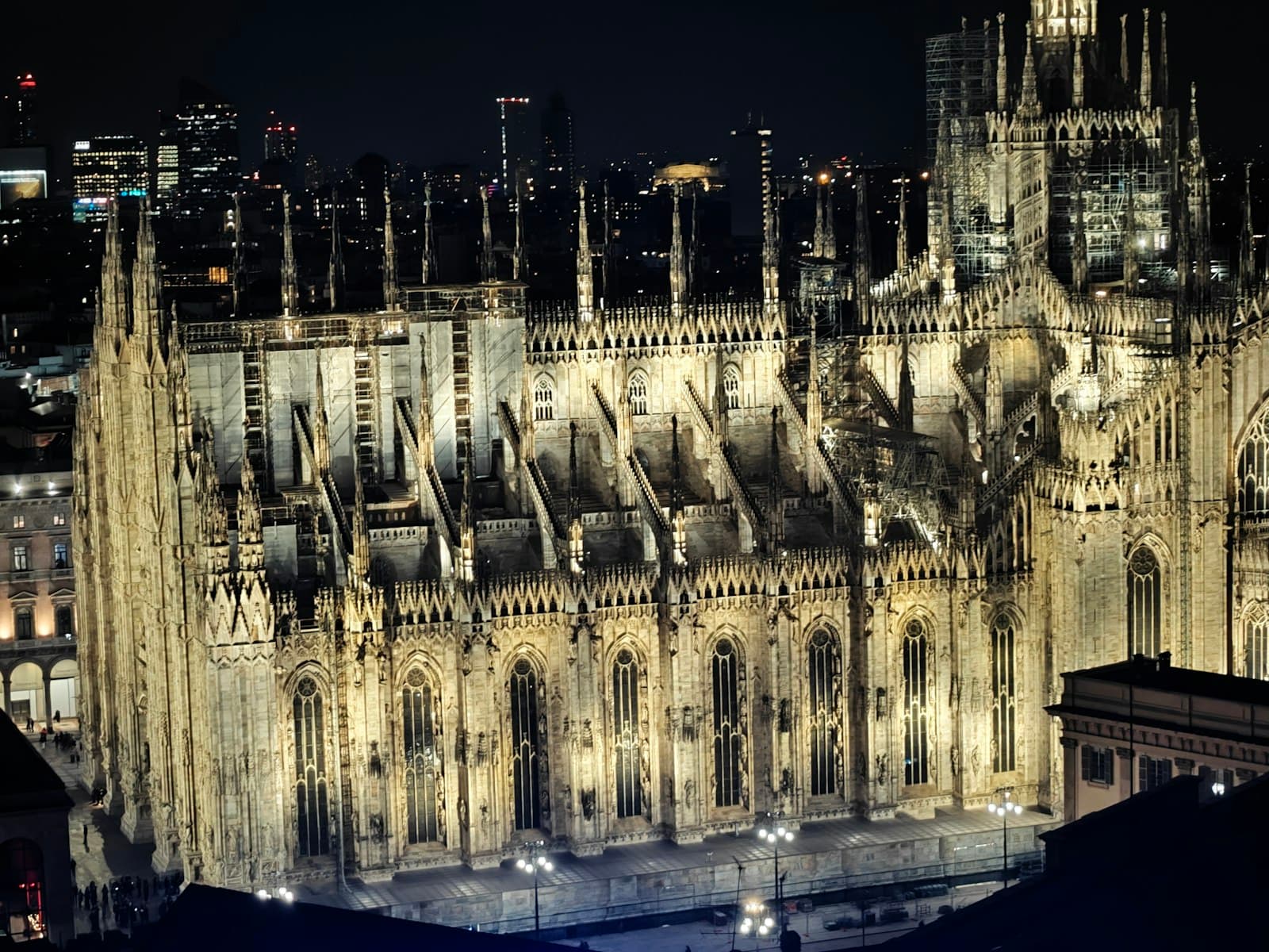 La catedral de Milán (Duomo) iluminada de noche