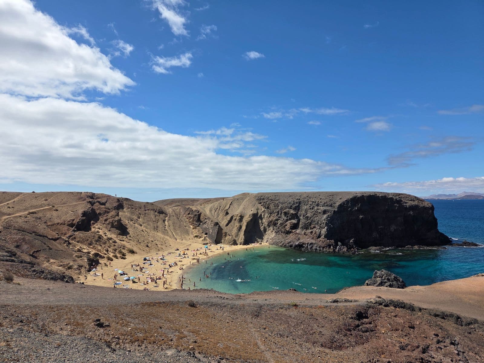 Vista aérea de la playa de Papagayo con agua turquesa en Lanzarote, Islas Canarias