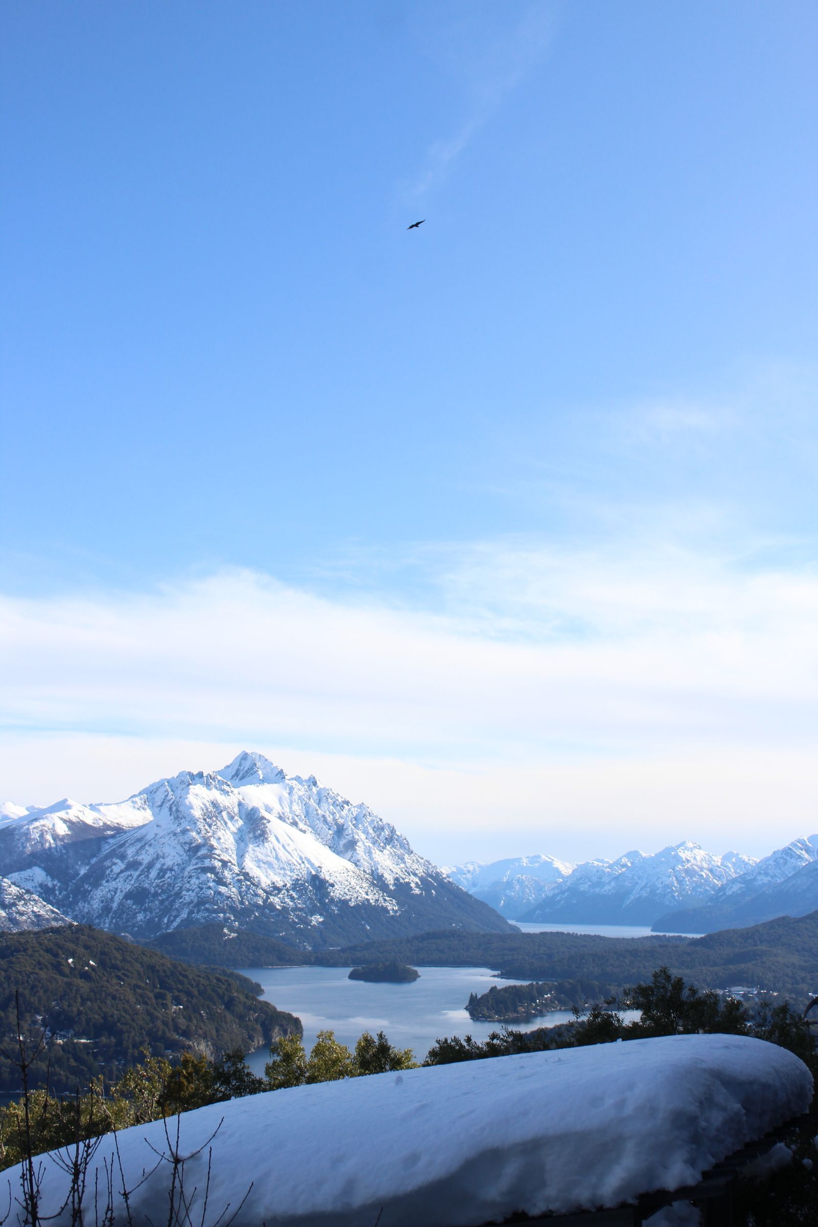 Andes nevados sobre el lago Nahuel Huapi en San Carlos de Bariloche, Argentina